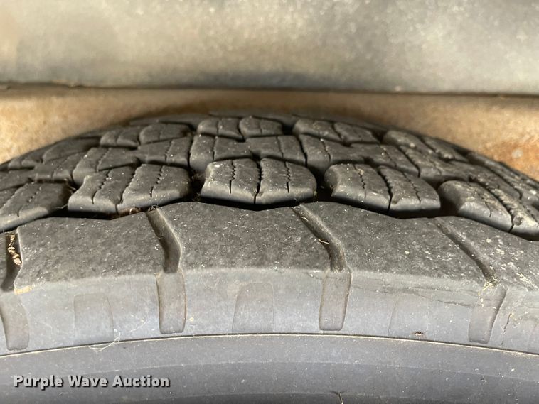 image for item JF9074 2004 International 4400  bucket truck