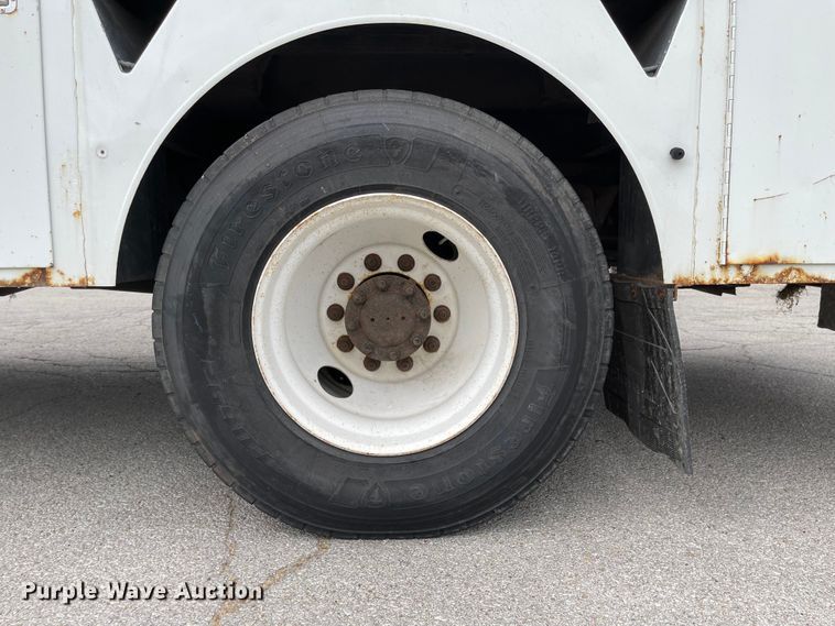 image for item JF9074 2004 International 4400  bucket truck