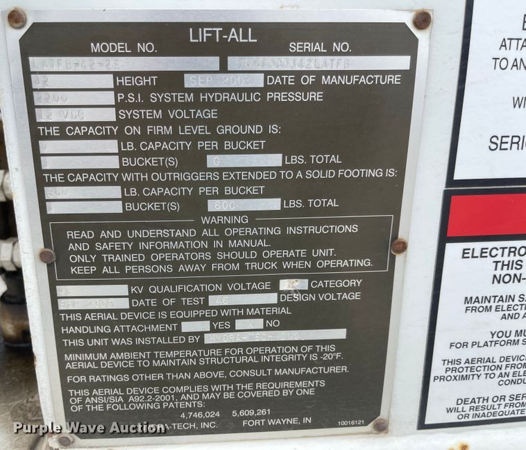 image for item JF9074 2004 International 4400  bucket truck