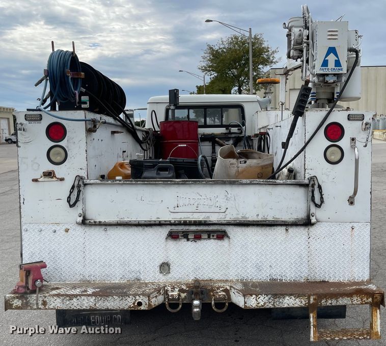 image for item JF9075 1996 International 4900  utility / service truck