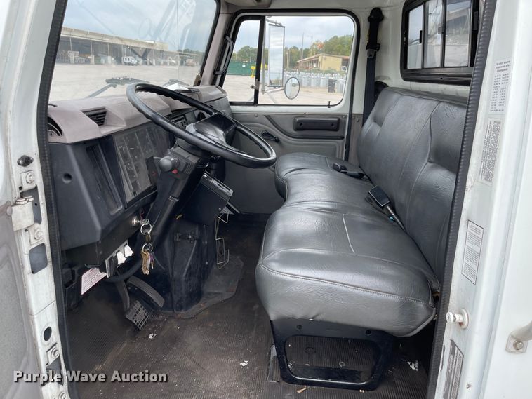 image for item JF9075 1996 International 4900  utility / service truck