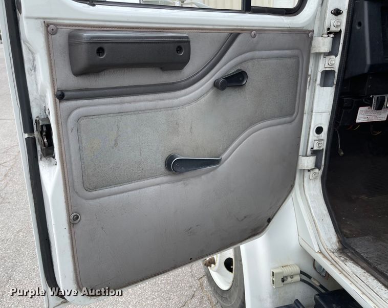 image for item JF9075 1996 International 4900  utility / service truck