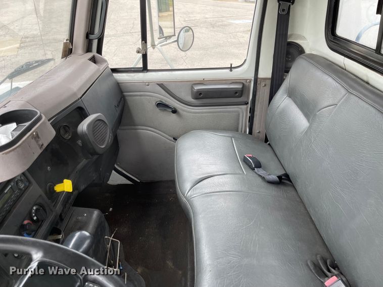 image for item JF9075 1996 International 4900  utility / service truck