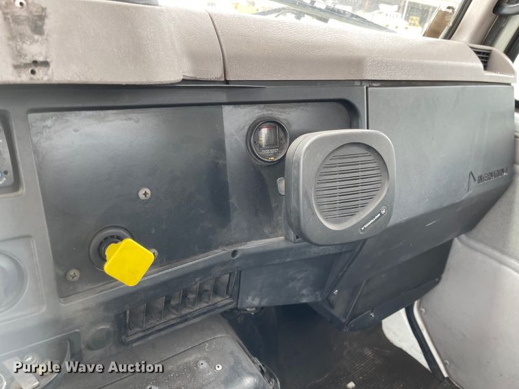 image for item JF9075 1996 International 4900  utility / service truck