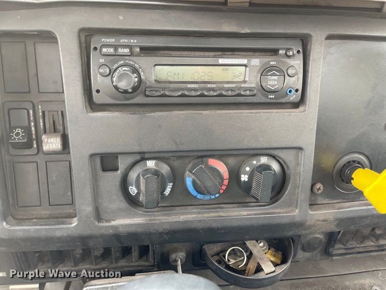 image for item JF9075 1996 International 4900  utility / service truck