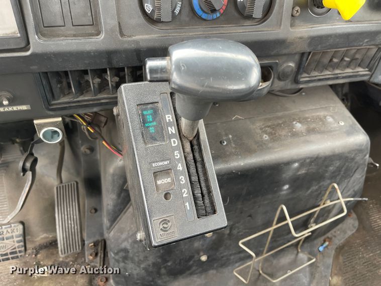 image for item JF9075 1996 International 4900  utility / service truck