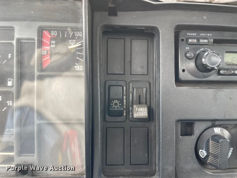 image for item JF9075 1996 International 4900  utility / service truck