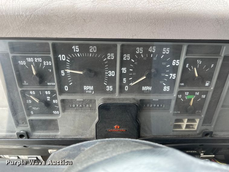 image for item JF9075 1996 International 4900  utility / service truck