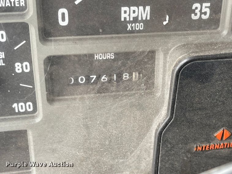 image for item JF9075 1996 International 4900  utility / service truck