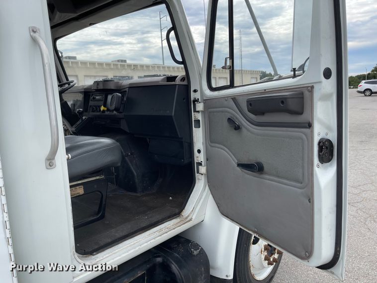 image for item JF9075 1996 International 4900  utility / service truck