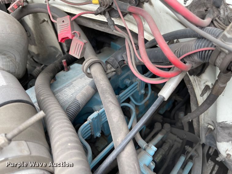 image for item JF9075 1996 International 4900  utility / service truck