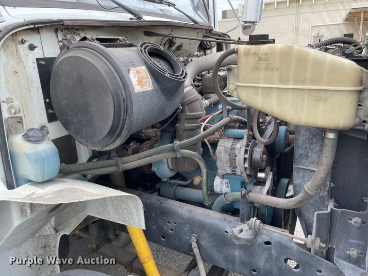 image for item JF9075 1996 International 4900  utility / service truck