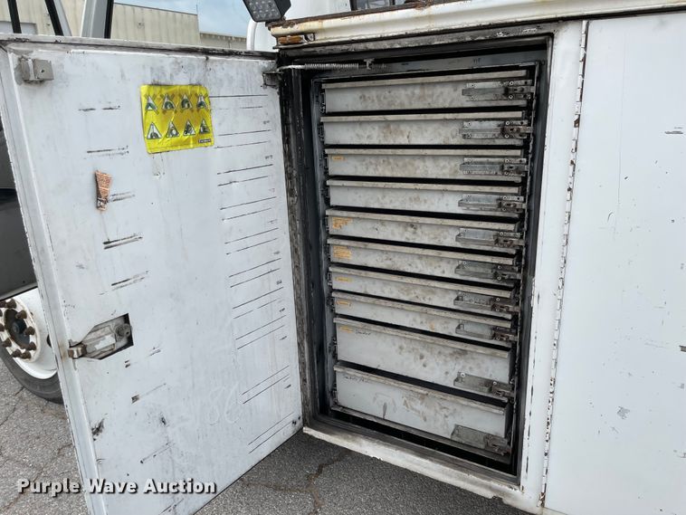 image for item JF9075 1996 International 4900  utility / service truck