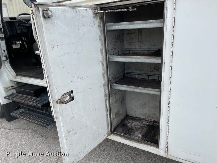 image for item JF9075 1996 International 4900  utility / service truck