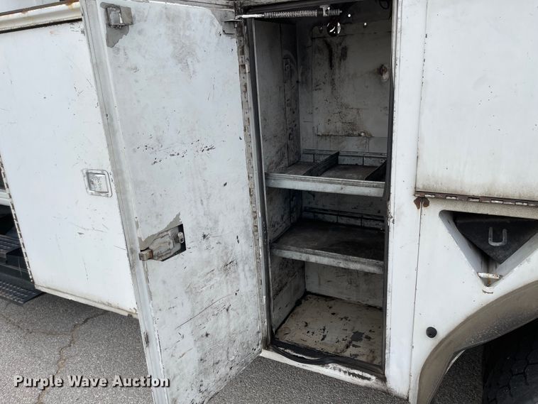 image for item JF9075 1996 International 4900  utility / service truck