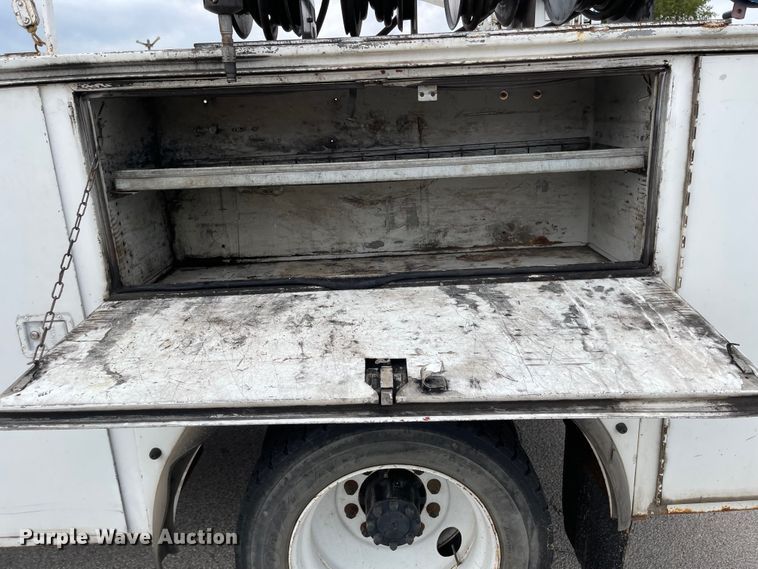 image for item JF9075 1996 International 4900  utility / service truck