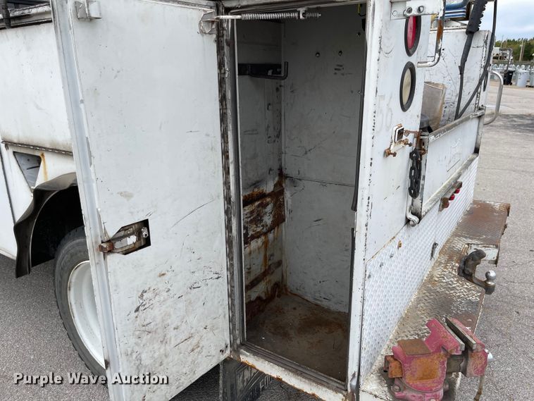 image for item JF9075 1996 International 4900  utility / service truck