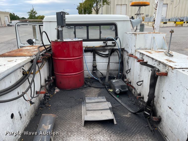 image for item JF9075 1996 International 4900  utility / service truck