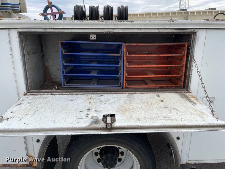 image for item JF9075 1996 International 4900  utility / service truck