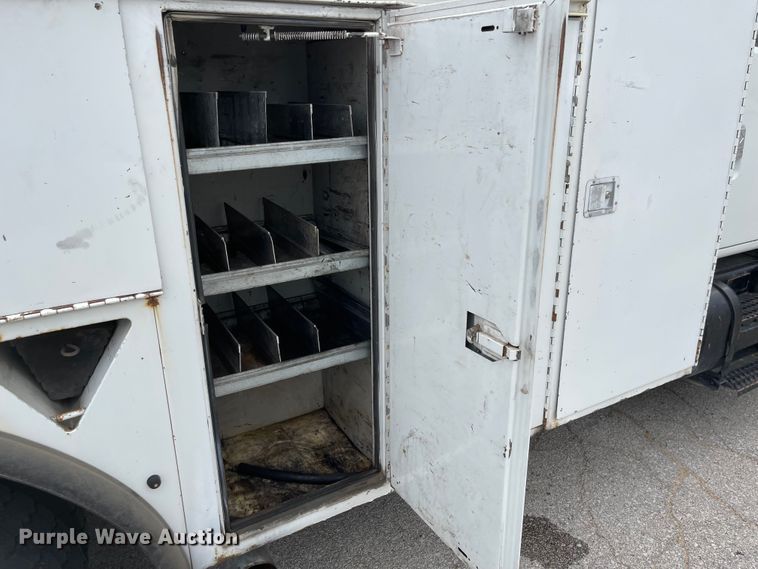 image for item JF9075 1996 International 4900  utility / service truck