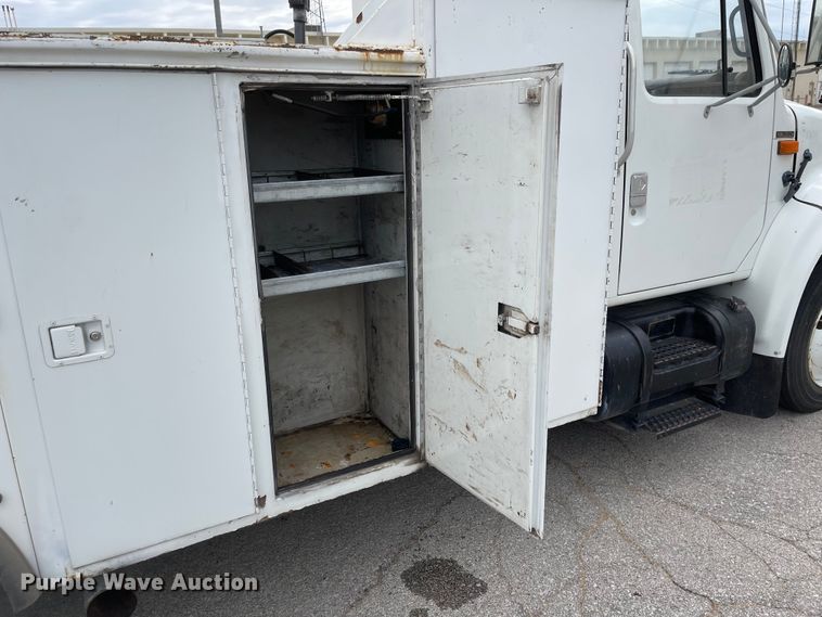 image for item JF9075 1996 International 4900  utility / service truck