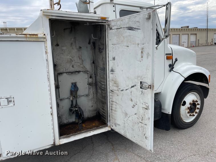 image for item JF9075 1996 International 4900  utility / service truck