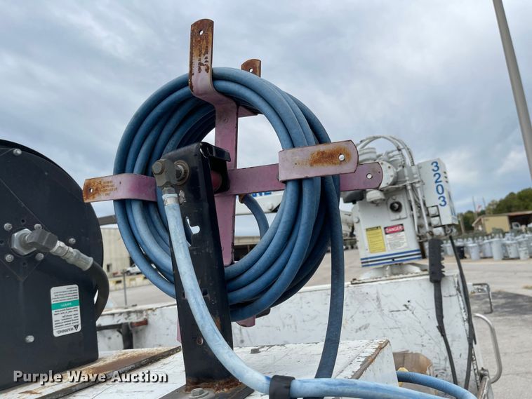 image for item JF9075 1996 International 4900  utility / service truck