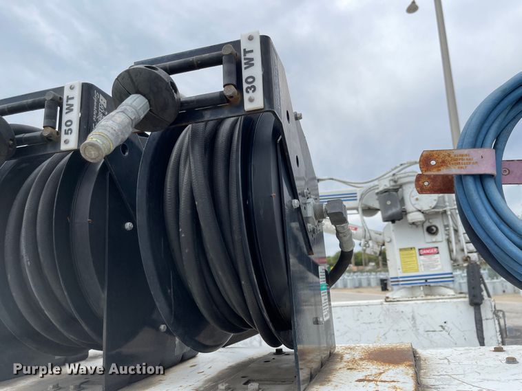 image for item JF9075 1996 International 4900  utility / service truck