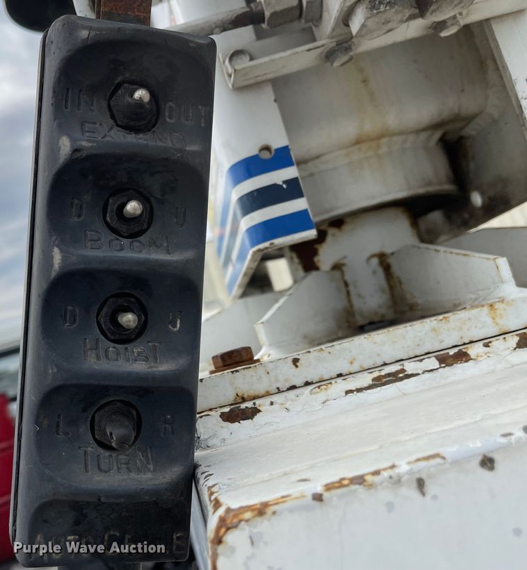 image for item JF9075 1996 International 4900  utility / service truck