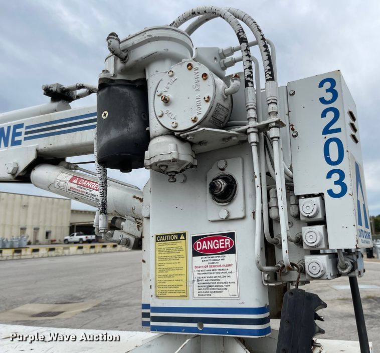 image for item JF9075 1996 International 4900  utility / service truck