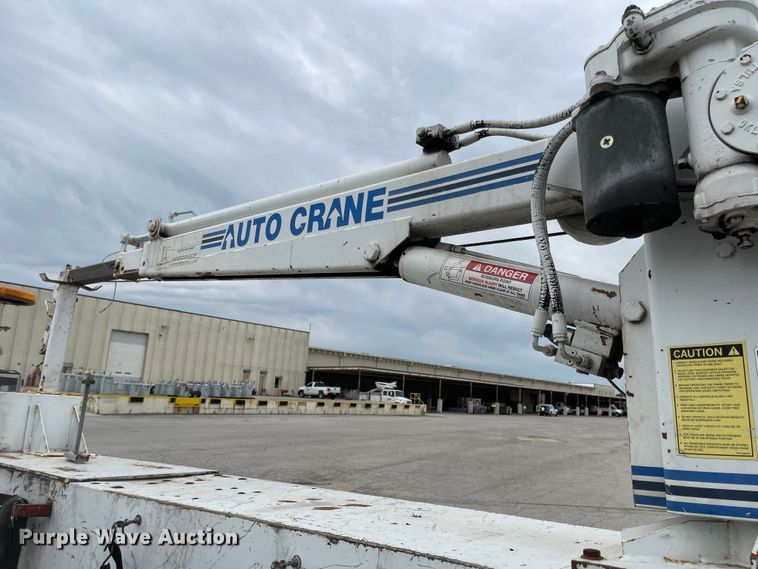 image for item JF9075 1996 International 4900  utility / service truck