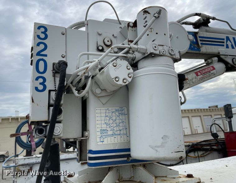 image for item JF9075 1996 International 4900  utility / service truck