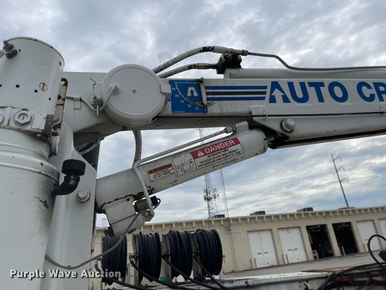 image for item JF9075 1996 International 4900  utility / service truck