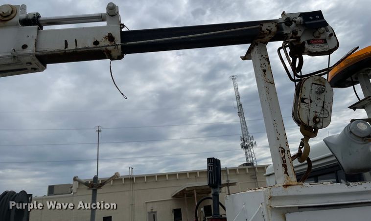 image for item JF9075 1996 International 4900  utility / service truck