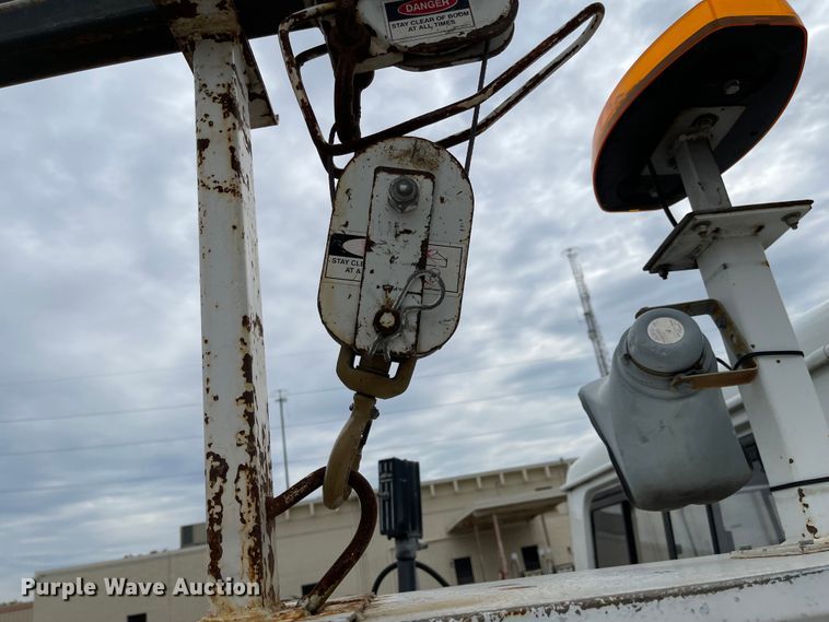 image for item JF9075 1996 International 4900  utility / service truck