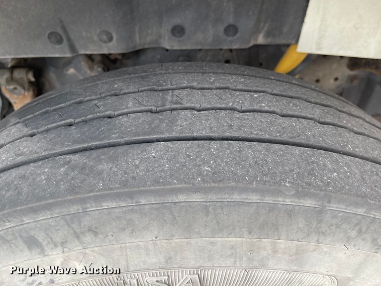 image for item JF9075 1996 International 4900  utility / service truck