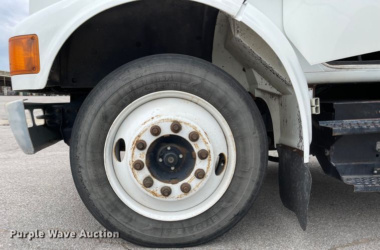 image for item JF9075 1996 International 4900  utility / service truck