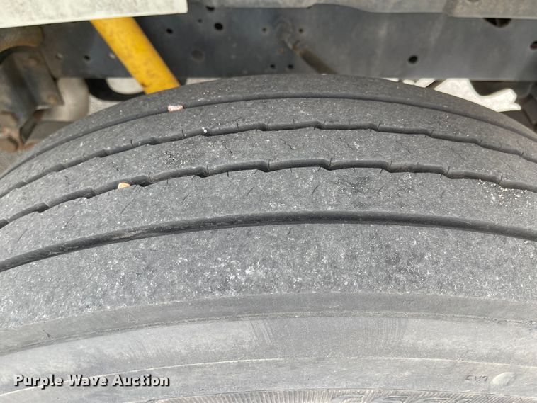 image for item JF9075 1996 International 4900  utility / service truck