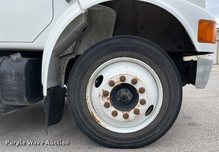 image for item JF9075 1996 International 4900  utility / service truck