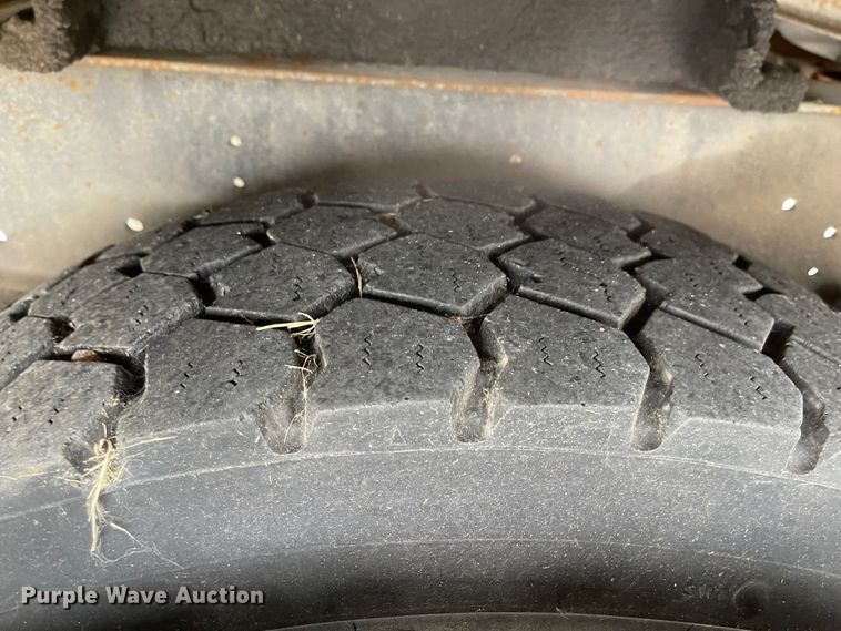 image for item JF9075 1996 International 4900  utility / service truck