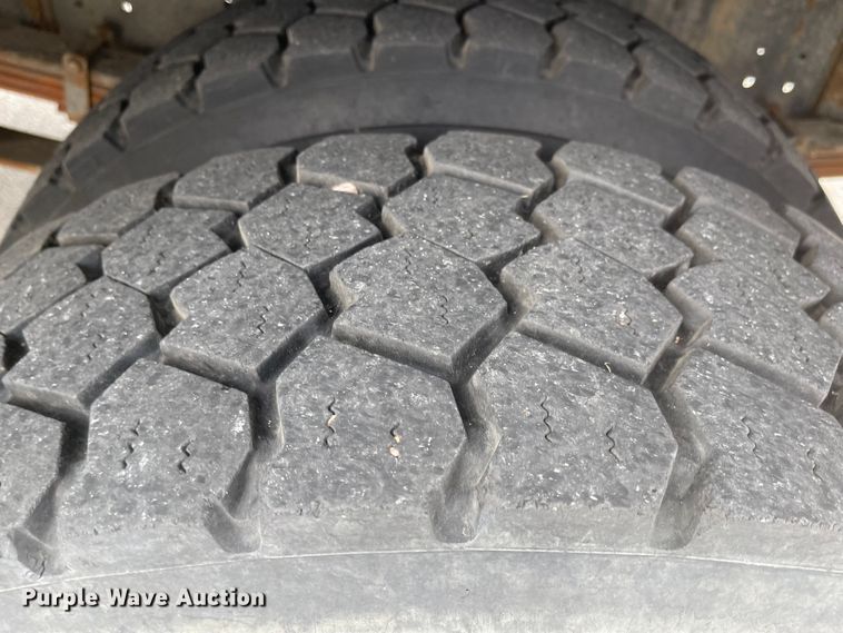 image for item JF9075 1996 International 4900  utility / service truck