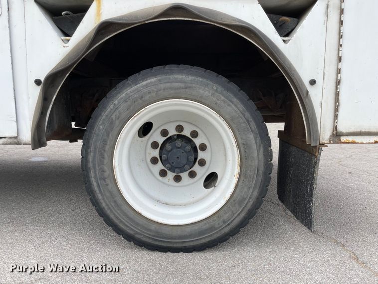 image for item JF9075 1996 International 4900  utility / service truck