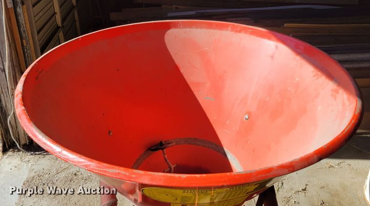 image for item JZ9118 Farm & Country 500  spreader