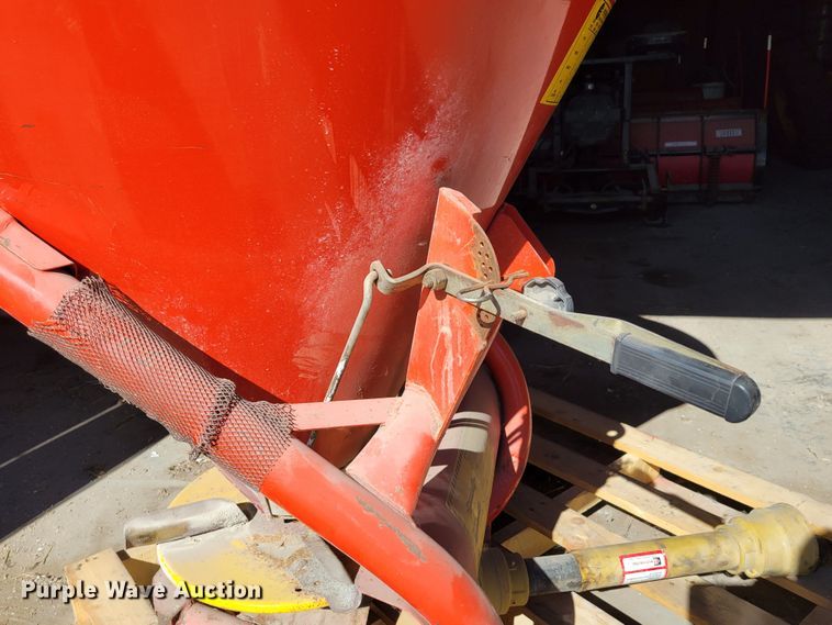 image for item JZ9118 Farm & Country 500  spreader