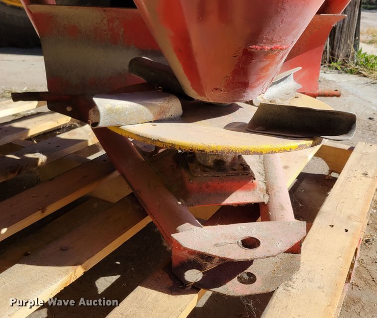 image for item JZ9118 Farm & Country 500  spreader