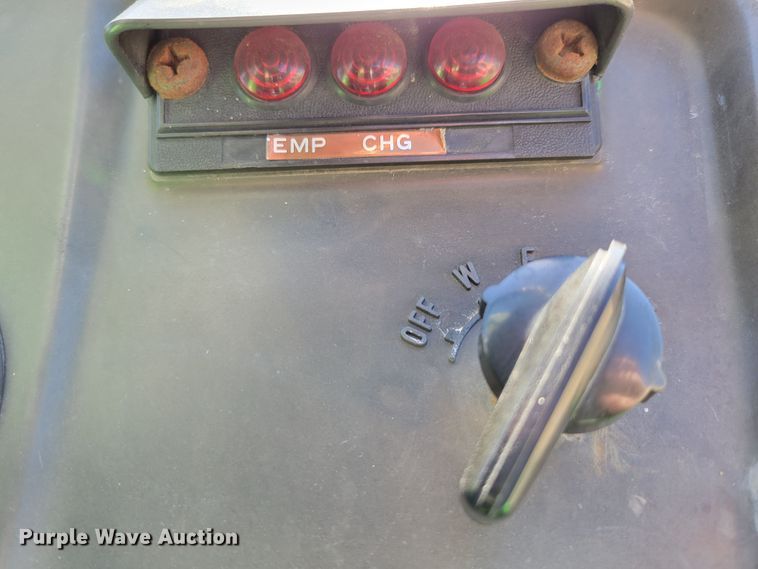 image for item JZ9119 1980 John Deere 950  tractor