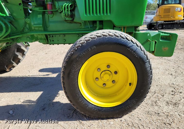 image for item JZ9119 1980 John Deere 950  tractor