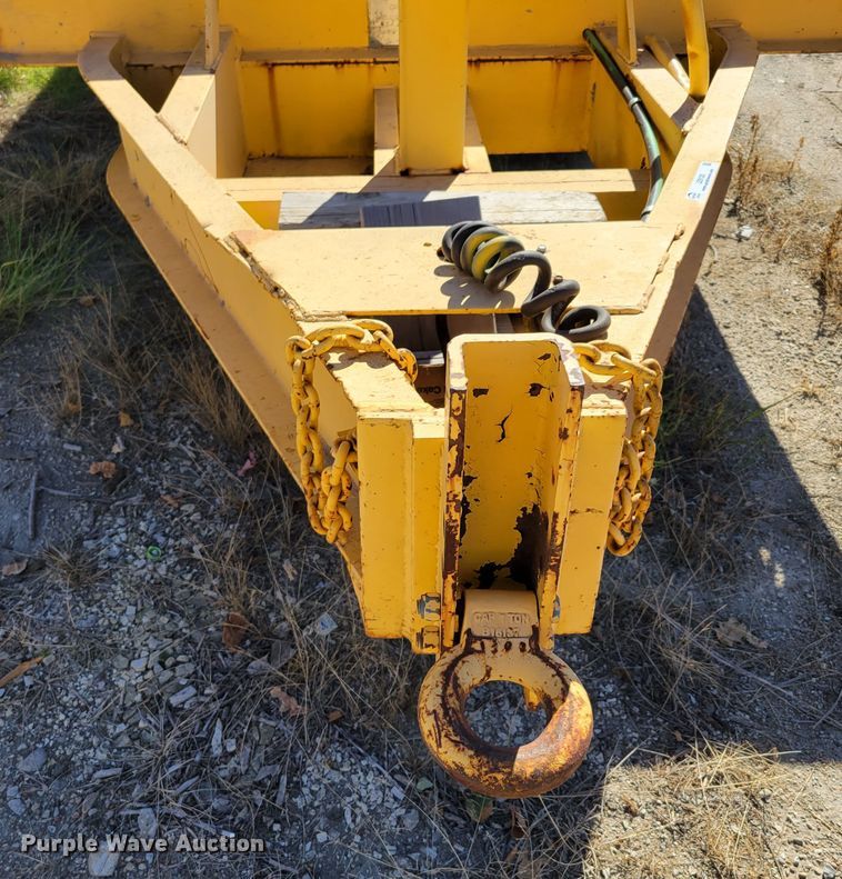 image for item JZ9120 1976 Dakota Trail-eze 109-2000  equipment trailer