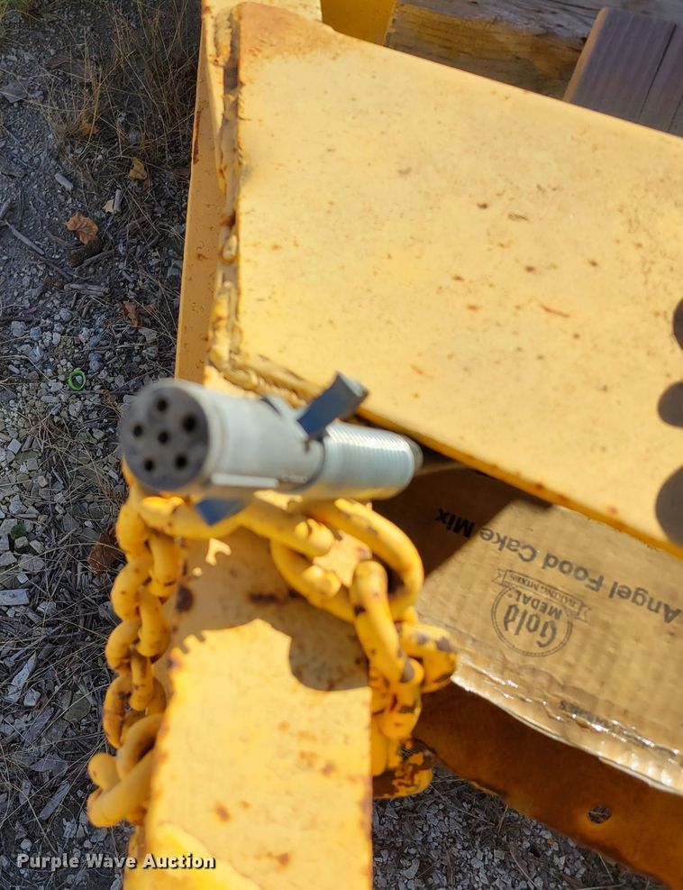 image for item JZ9120 1976 Dakota Trail-eze 109-2000  equipment trailer