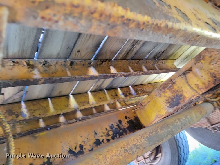 image for item JZ9120 1976 Dakota Trail-eze 109-2000  equipment trailer